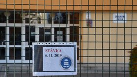 Stávka učitelů: Informace o stávce na bráně Základní školy Břeclav Slovácká v Břeclavi (6. 11. 2019)
