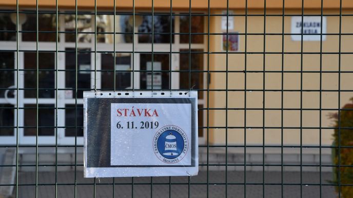 Stávka učitelů: Informace o stávce na bráně Základní školy Břeclav Slovácká v Břeclavi (6. 11. 2019)