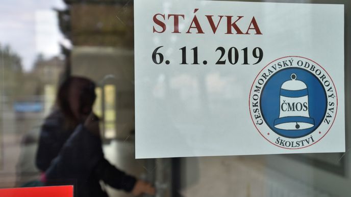 Stávka učitelů: Informace o stávce u vchodu školy Jabloňová v Praze-Zbraslavi (6. 11. 2019)