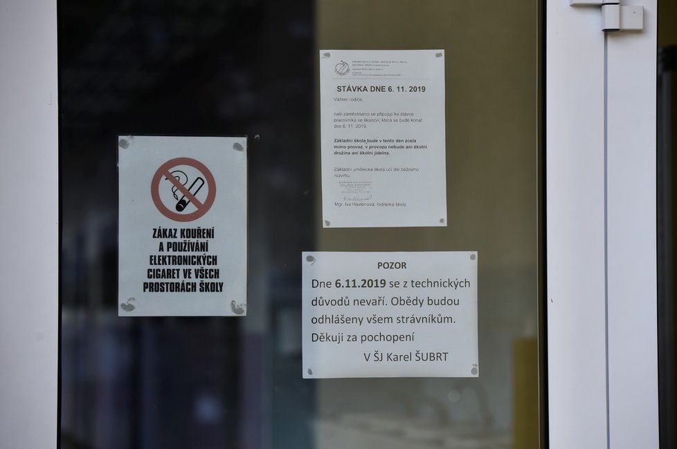 Stávka učitelů: Informace o stávce u vchodu Základní školy Jabloňová v Liberci (6. 11. 2019)