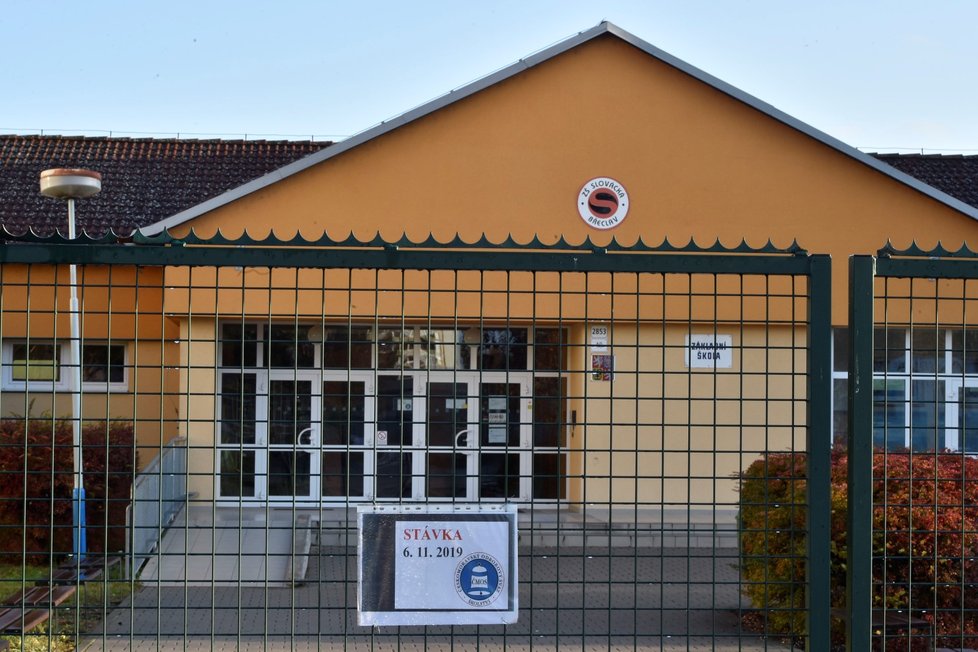 Stávka učitelů: Informace o stávce na bráně Základní školy Břeclav Slovácká v Břeclavi (6. 11. 2019)