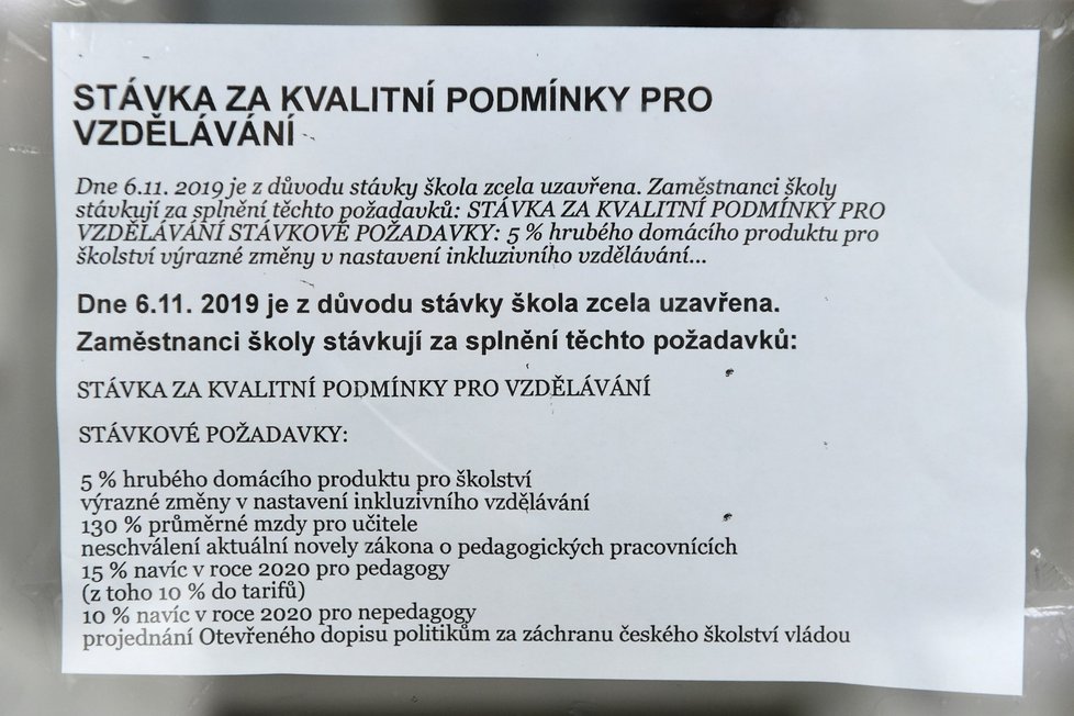 Stávka učitelů: Informace o stávce u vchodu 34. základní školy v Gerské ulici v Plzni (6. 11. 2019)
