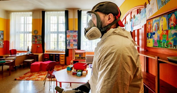 Koronavirus v Česku: Před znovuotevřením prvního stupně základní školy se musely všechny prostory dezinfikovat (21.5.2020).