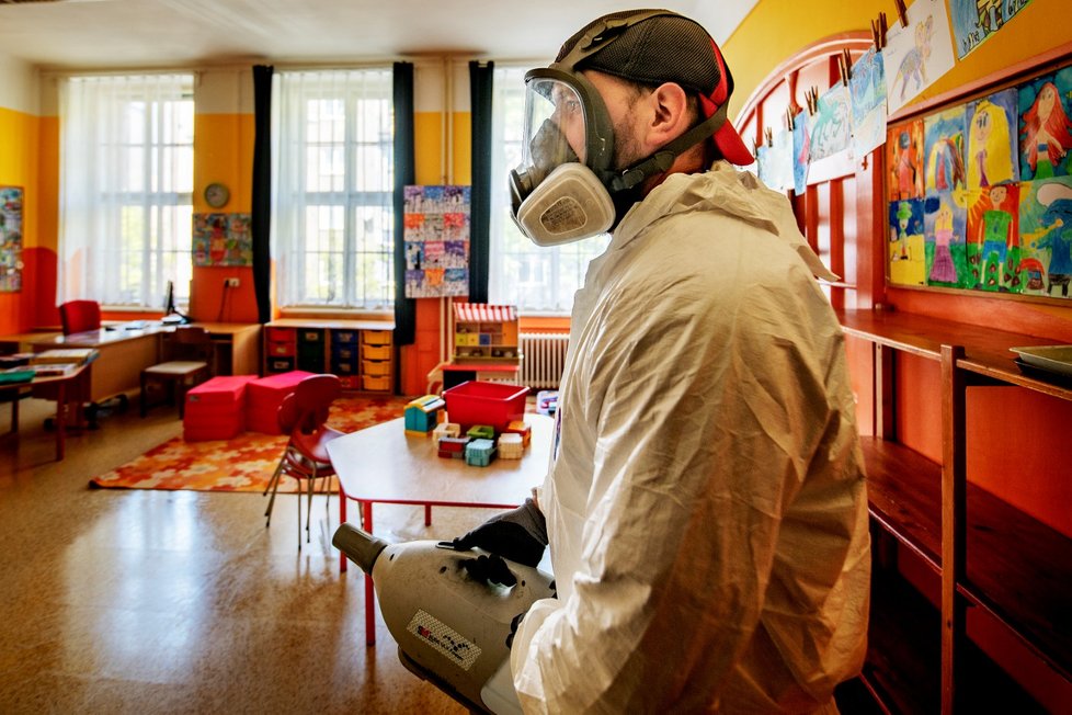 Koronavirus v Česku: Před znovuotevřením prvního stupně základní školy se musely všechny prostory dezinfikovat (21. 5. 2020).