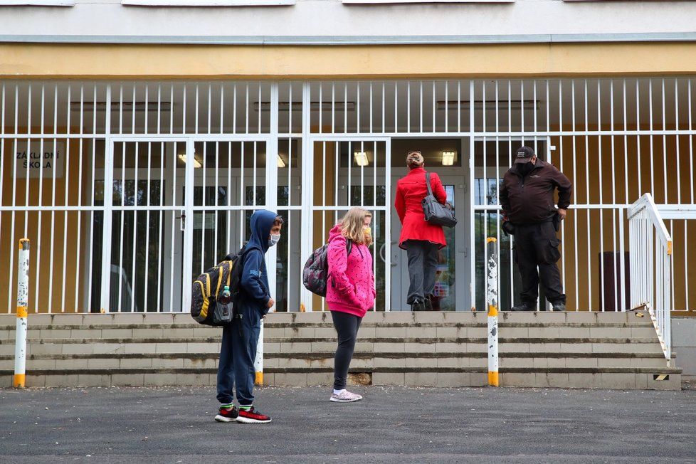 Koronavirus v Česku: Školy znovu otevírají své brány i pro ty nejmenší žáky. Do lavic se vrací první stupeň základní školy (25.5.2020)