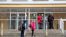 Koronavirus v Česku: Školy znovu otevírají své brány i pro ty nejmenší žáky. Do lavic se vrací první stupeň základní školy (25.5.2020)