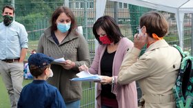 Koronavirus v Česku: Školy znovu otevírají své brány i pro ty nejmenší žáky. Do lavic se vrací první stupeň základní školy (25.5.2020)