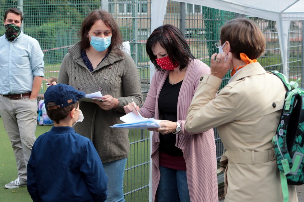 Koronavirus v Česku: Školy znovu otevírají své brány i pro ty nejmenší žáky. Do lavic se vrací první stupeň základní školy (25. 5. 2020).