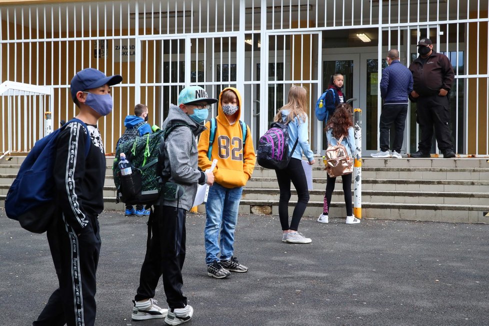 Koronavirus v Česku: Školy znovu otevírají své brány i pro ty nejmenší žáky. Do lavic se vrací první stupeň základní školy (25.5.2020).