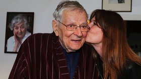 Devět měsíců uplyne 9. října od smrti herečky Věry Tichánkové (†93). Svému muži Janu Skopečkovi (89) vždy kladla na srdce, aby nezůstával sám. A to herec až nadmíru dodržuje.