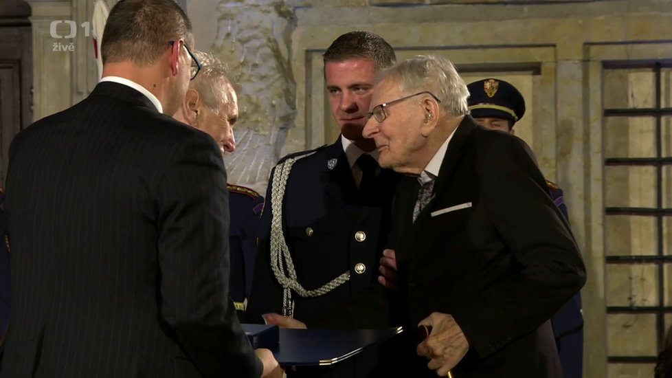 Od prezidenta Zemana dostal medaili Za zásluhy v oblasti umění.