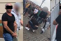 VIDEO: Skořápkáři na Karlově mostě okrádali turisty! Sedm podvodníků zadržela policie
