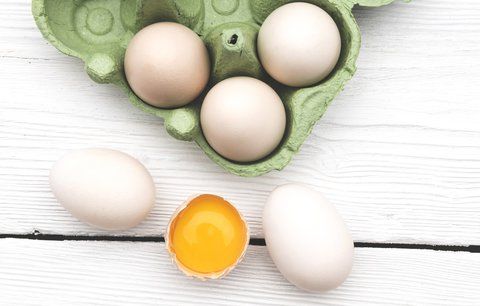 Skořápky od vajec rozhodně nevyhazujte. Pomůžou na zahradě i v koupelně