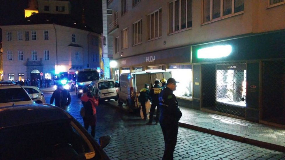 Hasiči v ulici Skořepka evakuovali celý dům kvůli nálezu podezřelých chemikálií.