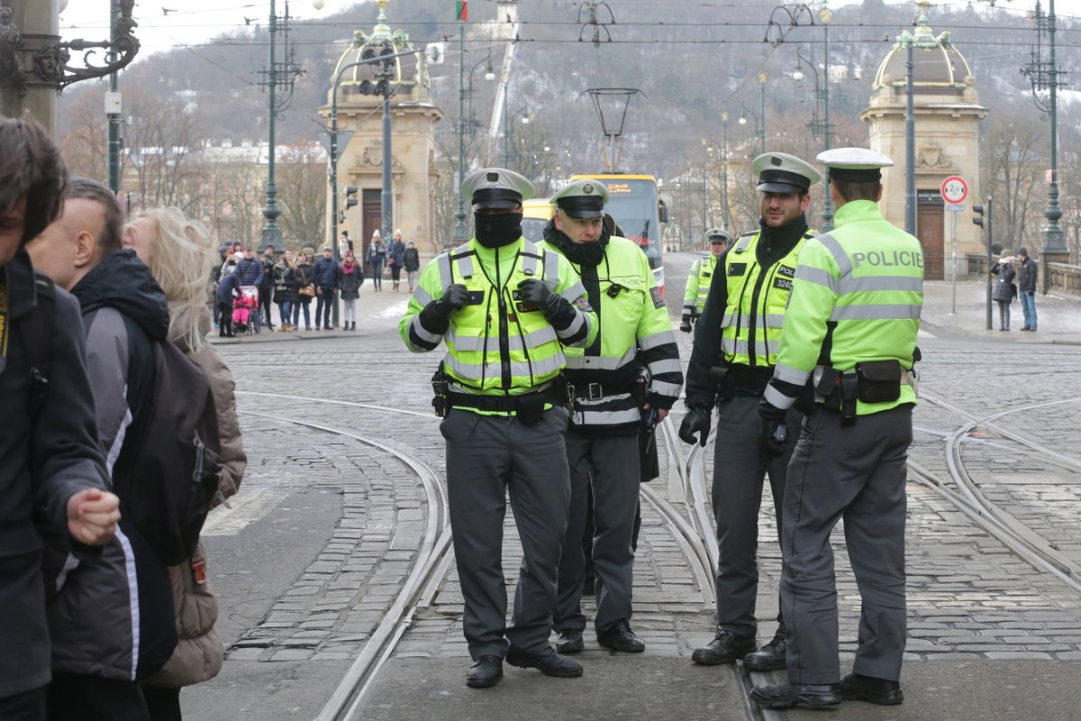 Policisté na chvíli zastavili dopravu.