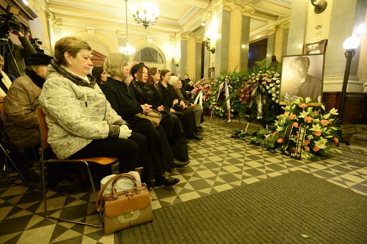 Stísněnému obřadu hned za vstupními dveřmi přihlíželo asi 140 smutečních hostů.