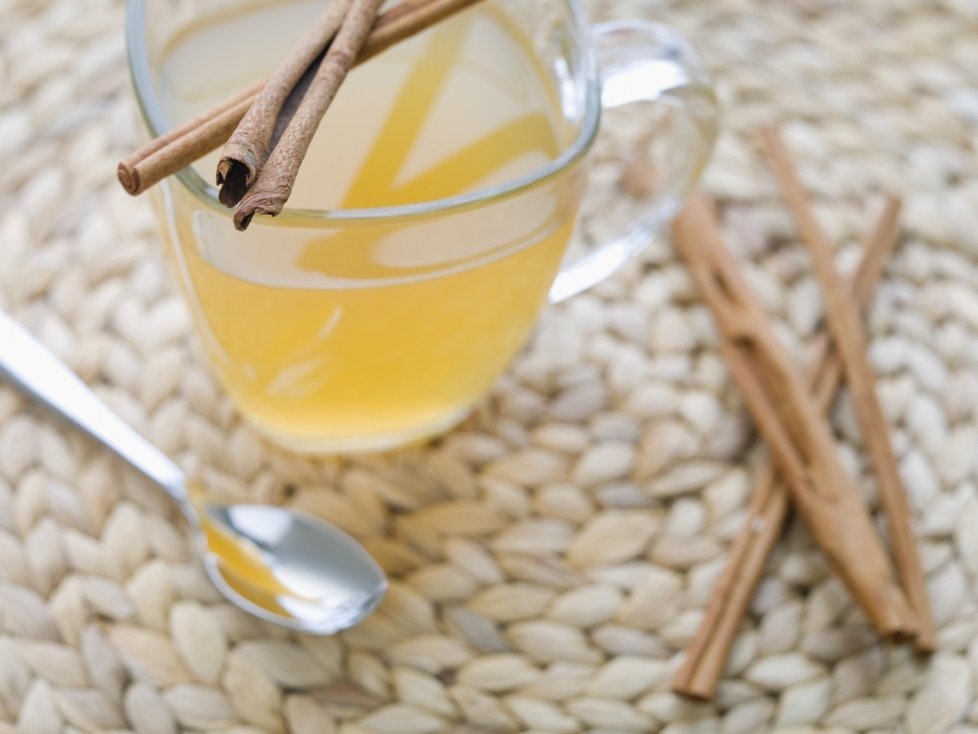 Skořice s medem a čerstvou citronovou šťávou je v zimních dnech nepostradatelným pomocníkem v boji s nachlazením a chřipkou.