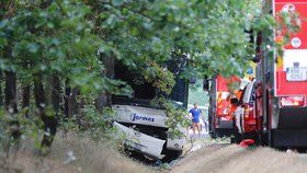Autobus u Skorkova vyjel ze silnice a narazil do stromu