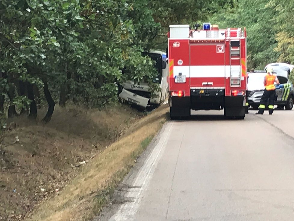 Autobus u Skorkova vyjel ze silnice a narazil do stromu