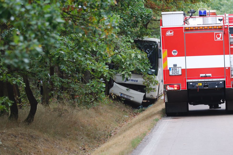 Autobus u Skorkova vyjel ze silnice a narazil do stromu