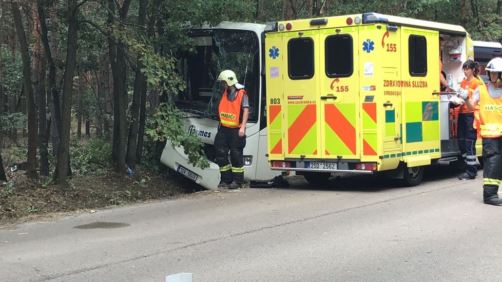 Autobus u Skorkova vyjel ze silnice a narazil do stromu