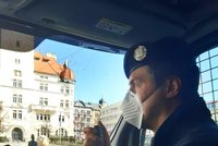 Boj s koronavirem v první linii: Policista Tomáš vozí nakažené vězně a kriminálníky