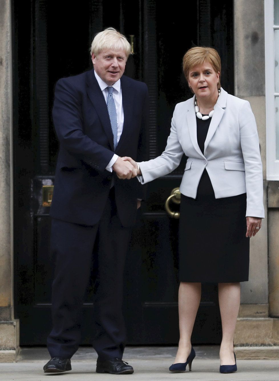 Britský premiér Johnson s první ministryní Skotska Sturgeonovou
