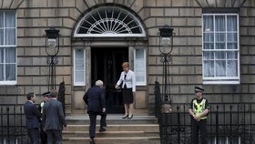Britský premiér Johnson s první ministryní Skotska Sturgeonovou.