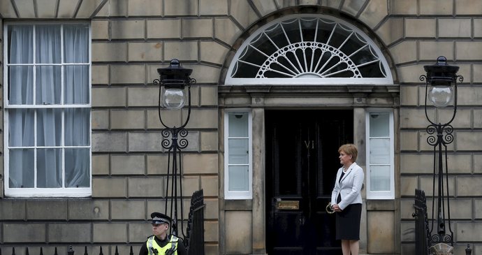 Britský premiér Johnson s první ministryní Skotska Sturgeonovou.