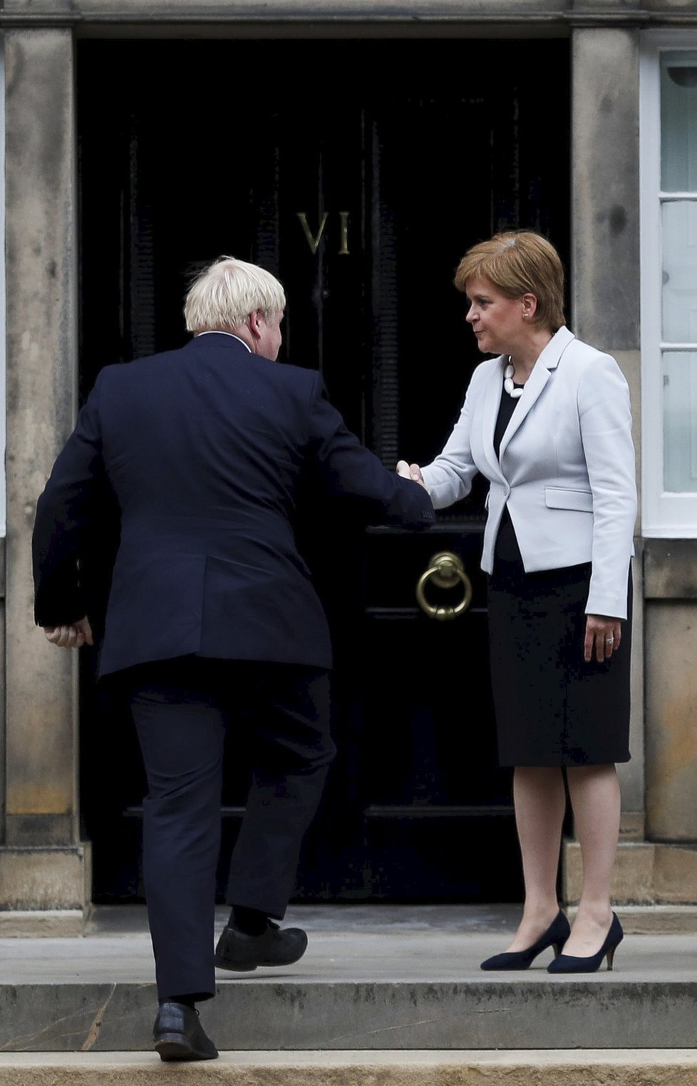 Britský premiér Johnson s první ministryní Skotska Sturgeonovou