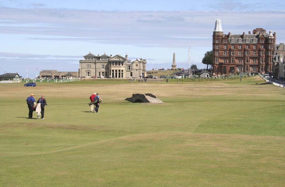 Golfisté na kultovním hřišti Old Course v St. Andrews