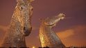 Od velikonočního pondělí si mohou návštěvníci v parku Helix se skotském Falkirku prohlédnout dvě největší sochy koní na celém světě. The Kelpies, jak se jim říká, jsou každá vysoká 30 metrů a váží 300 tun. 