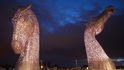 Od velikonočního pondělí si mohou návštěvníci v parku Helix se skotském Falkirku prohlédnout dvě největší sochy koní na celém světě. The Kelpies, jak se jim říká, jsou každá vysoká 30 metrů a váží 300 tun. 