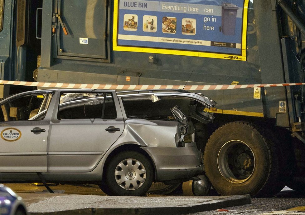 Tragická nehoda ve Skotsku: Popelářské auto bouralo, najelo i do chodců