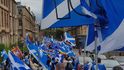 Lidé ve skotském Glasgow protestovali za nezávislost Skotska.