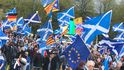 Lidé ve skotském Glasgow protestovali za nezávislost Skotska.