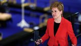 Skotské volby vyhráli příznivci odtržení od Británie. Sturgeonové většina unikla o hlas