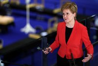 Skotské volby vyhráli příznivci odtržení od Británie. Sturgeonové většina unikla o hlas
