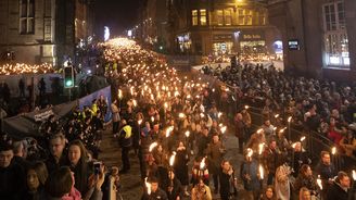 Házení zmrzlinou, spouštění vačice i mlácení lidí. Nejpodivnější silvestrovské tradice z celého světa