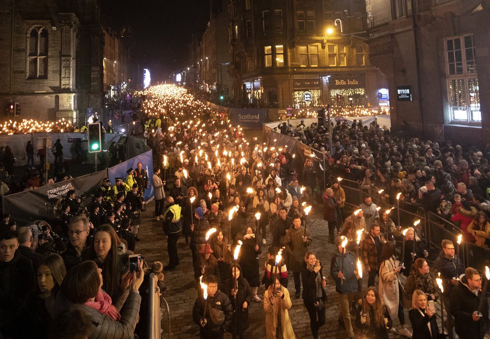 Silvestrovské a novoroční oslavy Hogmanay ve Skotsku.