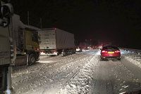 Sněhová vánice ochromila Skotsko. Stovky řidičů nocovaly v autech na dálnici