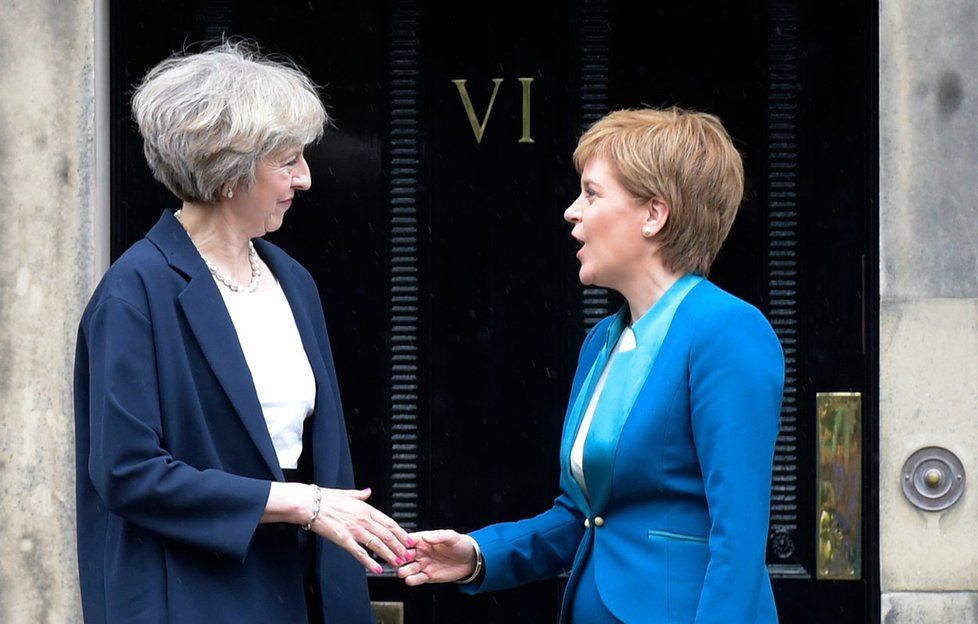 Britská premiérka Theresa Mayová se skotskou premiérkou Nicolou Sturgeonovou