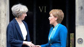 Britská premiérka Theresa Mayová se skotskou premiérkou Nicolou Sturgeonovou