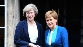 Britská premiérka Theresa Mayová se skotskou premiérkou Nicolou Sturgeonovou