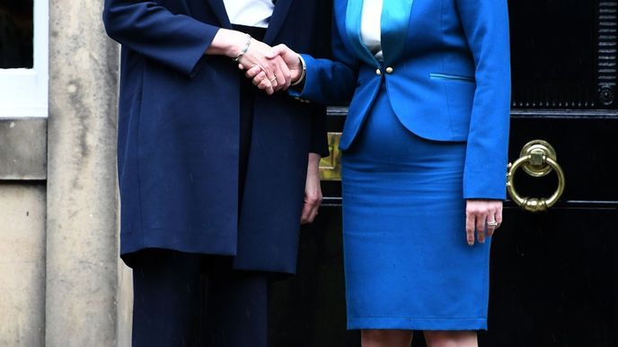 Britská premiérka Theresa Mayová se skotskou premiérkou Nicolou Sturgeonovou