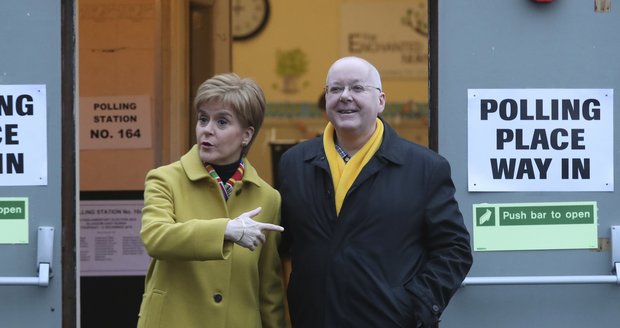Skandál skotské expremiérky: Jejího manžela zatkla policie kvůli financování strany