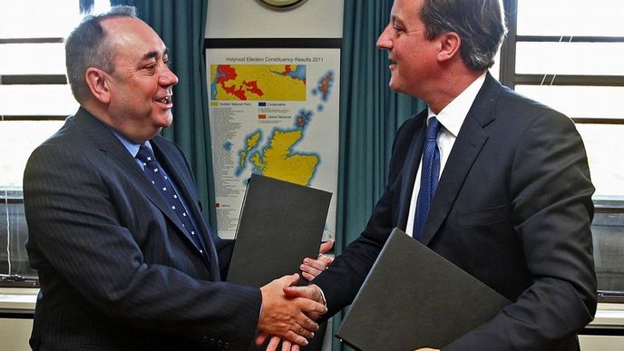 Skotský první ministr Alex Salmond (vlevo) a britský ministerský předseda David Cameron