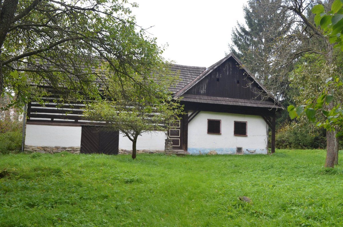 BUDISLAV U LITOMYŠLE Roubená chalupa Z této nemovitosti měl Skoumal nárok pouze na čtvrtinu. O zbytek se dělí další členové jeho rodiny. Chalupa je na okraji obce takřka na samotě, zarostlá a zpustlá. Několik let tu zřejmě nikdo nebyl.