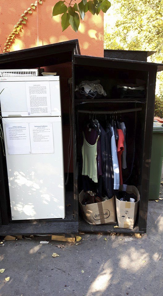 Veřejná šatní skříň na Pankráci je hned vedle veřejné lednice.