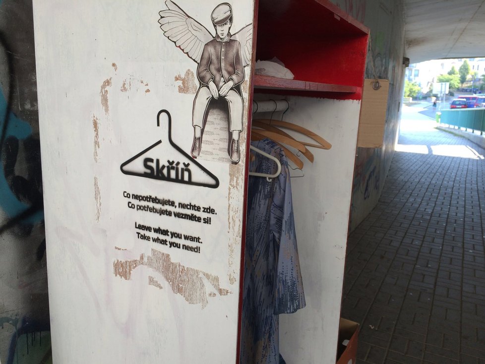 Veřejná šatní skříň v Modřanech si žije vlastním životem už od dubna.